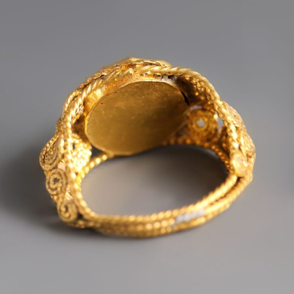 Roman Gold and Glass Finger Ring