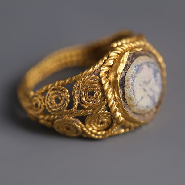 Roman Gold and Glass Finger Ring