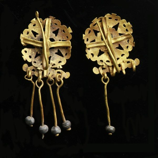 Roman Gold Earrings with Emerald Centres