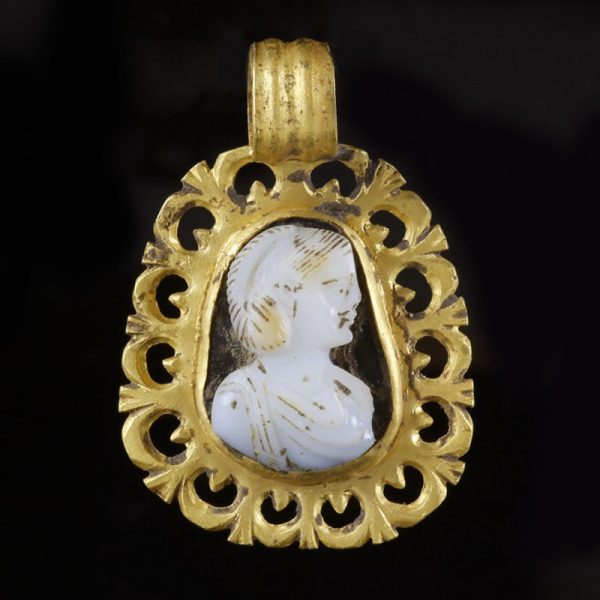 Roman Gold Cameo Pendant with Empress