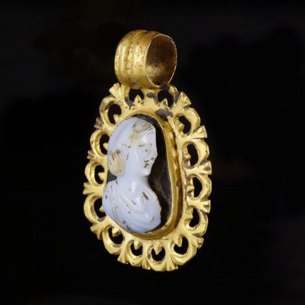 Roman Gold Cameo Pendant with Empress