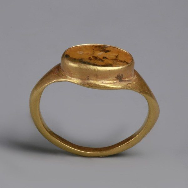 Roman Gold Ring with Victoria Intaglio
