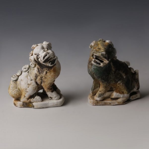 Chinese Kangxi Porcelain Lion Pair