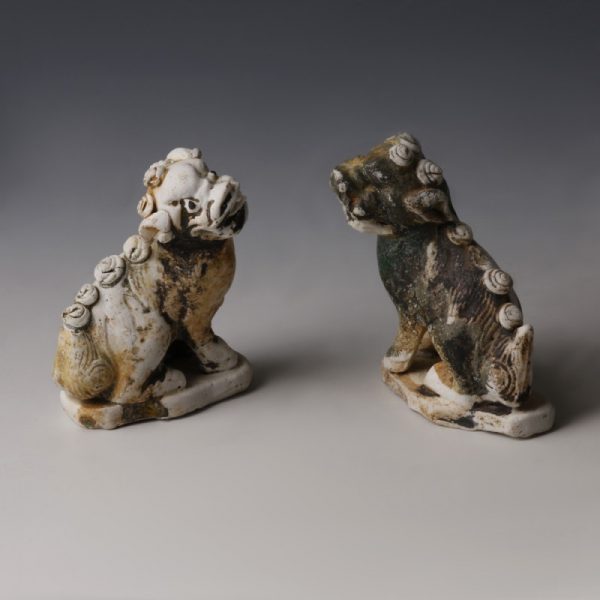 Chinese Kangxi Porcelain Lion Pair