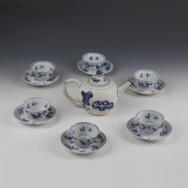 Kangxi White and Blue Export Ware Teapot with Cups and Saucers