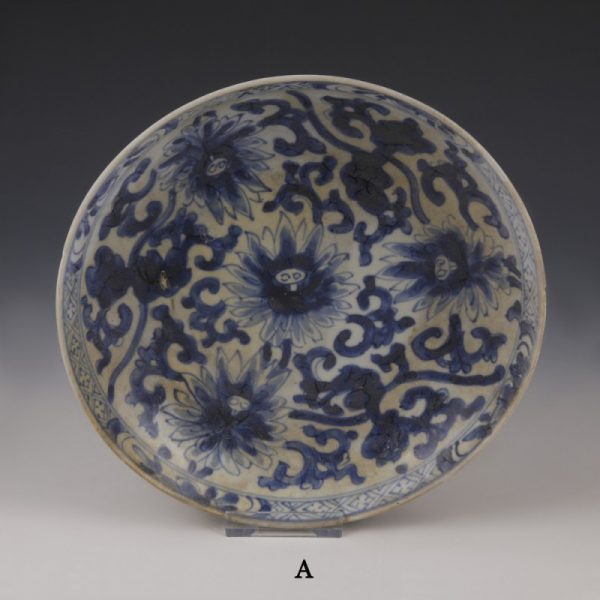 Chinese Kangxi Blue and White Dishes with Chrysanthemum Decoration