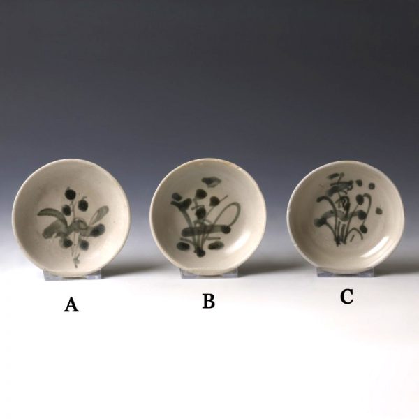 Tek Sing Small Dishes with Floral Design
