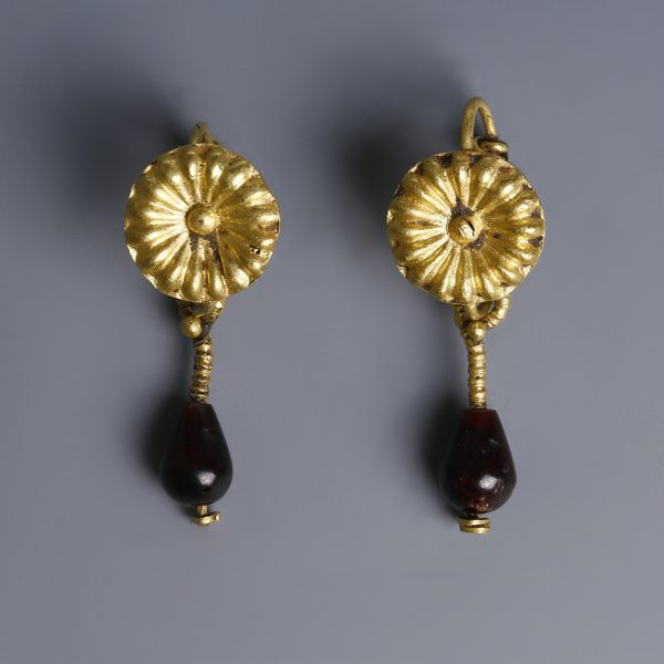 Roman Gold Earrings With Garnets
