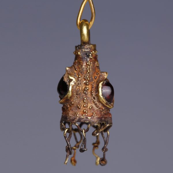 Ancient Roman Gold Pendant with Garnet
