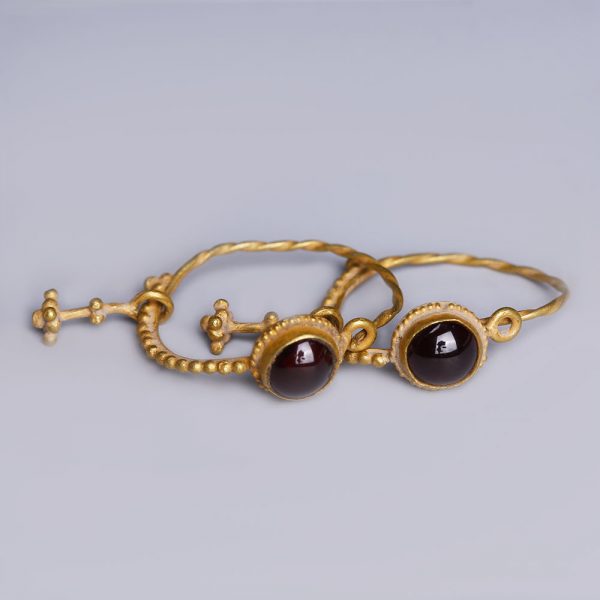 Roman Gold Earrings with Garnets