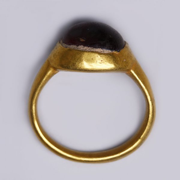 Roman Gold Finger Ring with Garnet