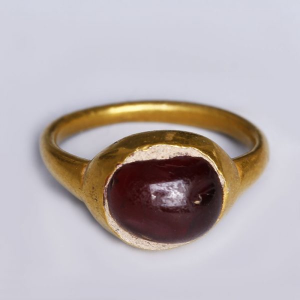 Roman Gold Finger Ring with Garnet