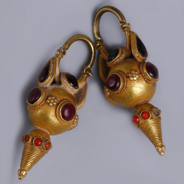Parthian Gold Earrings with Garnet and Hardstones
