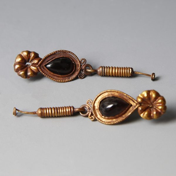 Pair of Roman Gold Earrings with Teardrop Garnets