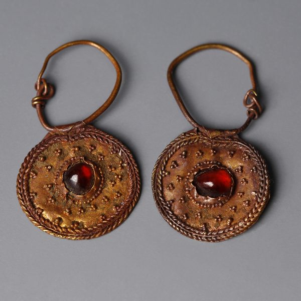 Roman Gold Earrings with Garnet