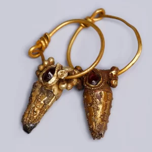 roman-gold-conical-earrings-with-garnet-2