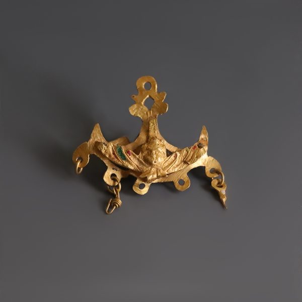 Elizabethan Gold Crescent-Shaped Openwork Pendant with Winged Putti