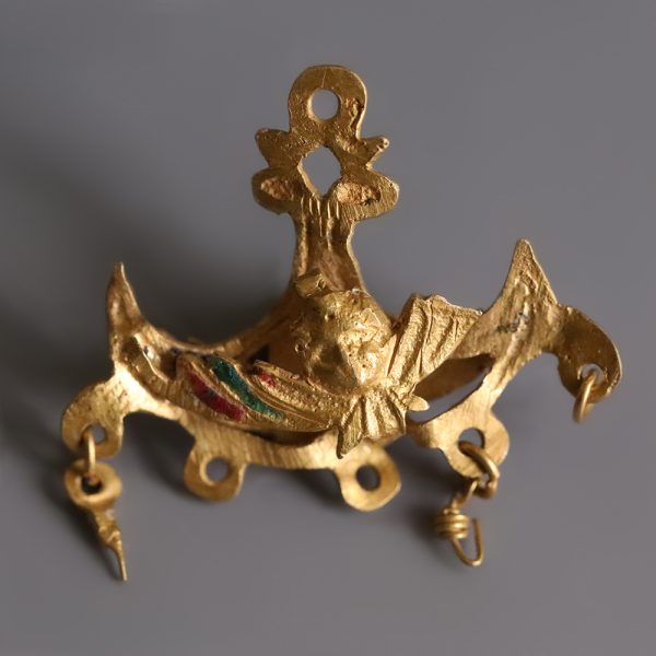 Elizabethan Gold Crescent-Shaped Openwork Pendant with Winged Putti