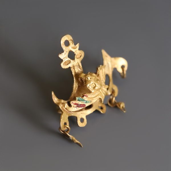 Elizabethan Gold Crescent-Shaped Openwork Pendant with Winged Putti