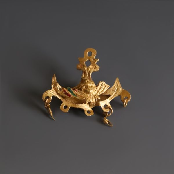 Elizabethan Gold Crescent-Shaped Openwork Pendant with Winged Putti