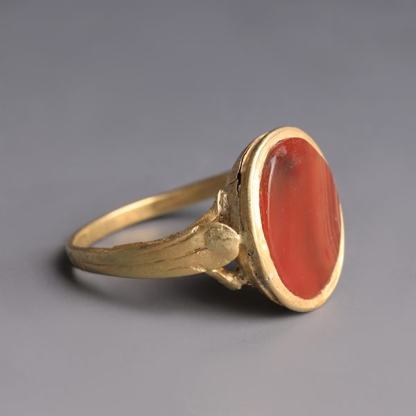 Early Georgian Gold Ring with Banded Agate