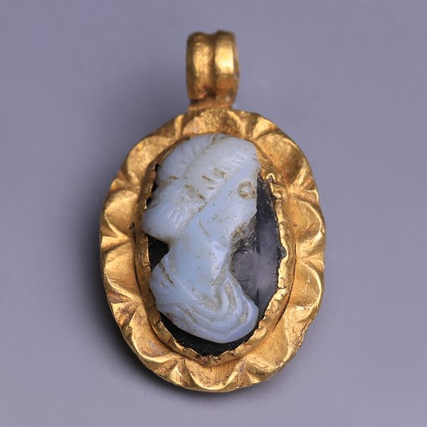 Ancient Roman Gold Pendant with Onyx Cameo